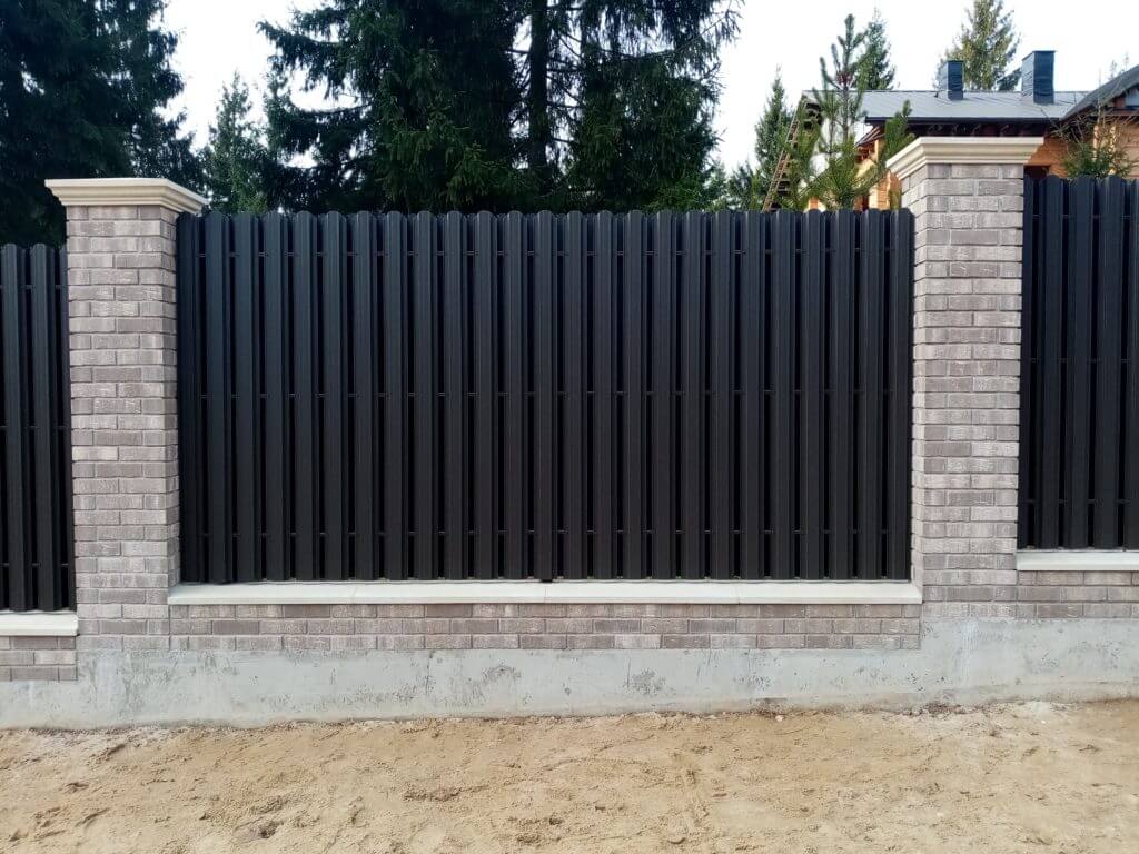 Какие преимущества имеет забор монолитный из бетона?